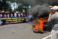 Massa Aksi Jaka Jatim saat melakuka aksi demonstrasi di depan kantor Bank Jatim, Surabaya. (Foto: Doc. TimesIN).