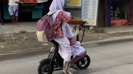Ilustrasi: Anak sekolah mengendarai sepeda motor listrik