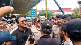 (Foto: Kapolres Bangkalan saat menemui massa aksi terkait tingginya kasus kriminal dan pencurian. Dok : istimewa).