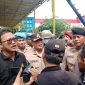 (Foto: Kapolres Bangkalan saat menemui massa aksi terkait tingginya kasus kriminal dan pencurian. Dok : istimewa).