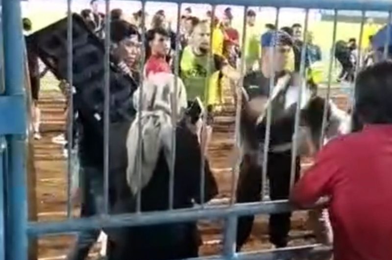 Aksi kekerasan yang terekam kamera yang diduga dilakukan oleh oknum anggota PM Bangkalan. (Odc. Screnshot TimesIN).