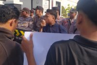 Massa aksi APMS saat menyampaikan aspirasi di depan gedung Kejaksaan Negeri Sumenep. (Foto: Doc. TimesIN).