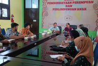 Lima mahasiwa FH UMM saat magang di Kantor Hukum “Artono, Wahab & Associates”