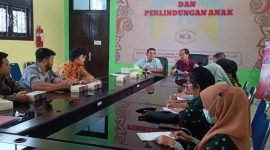 Lima mahasiwa FH UMM saat magang di Kantor Hukum “Artono, Wahab & Associates”