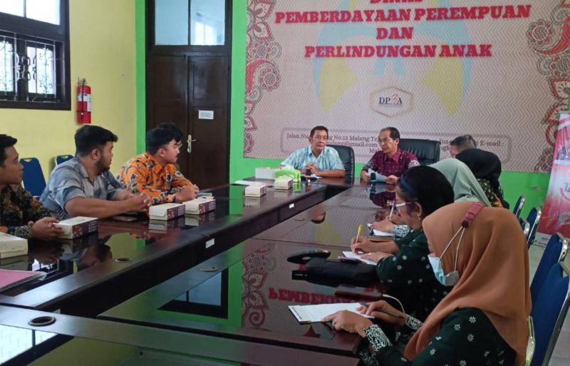 Lima mahasiwa FH UMM saat magang di Kantor Hukum “Artono, Wahab & Associates”