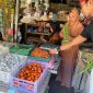 Pedangang di pasar tradisional lenteng. (Foto:Timesin) 