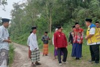 Wabup Sumenep saat meninjau lokasi jalan rusak di Desa Guluk-Guluk.