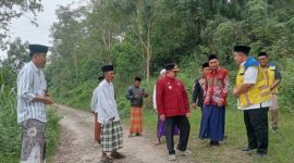 Wabup Sumenep saat meninjau lokasi jalan rusak di Desa Guluk-Guluk.