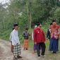 Wabup Sumenep saat meninjau lokasi jalan rusak di Desa Guluk-Guluk.