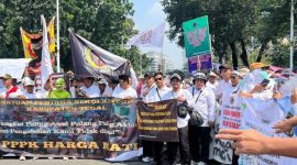 Massa aksi tenaga honorer R4 saat menggelar aksinya. (Foto:Sul/Timesin)