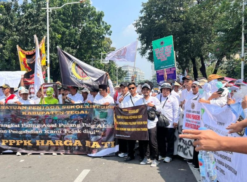 Massa aksi tenaga honorer R4 saat menggelar aksinya. (Foto:Sul/Timesin)
