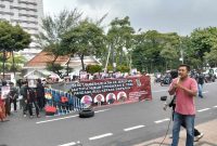 Jaka Jatim saar melakukan aksi demonstrasi di depan Gedung Negara Grahadi Surabaya.