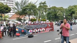 Jaka Jatim saar melakukan aksi demonstrasi di depan Gedung Negara Grahadi Surabaya.