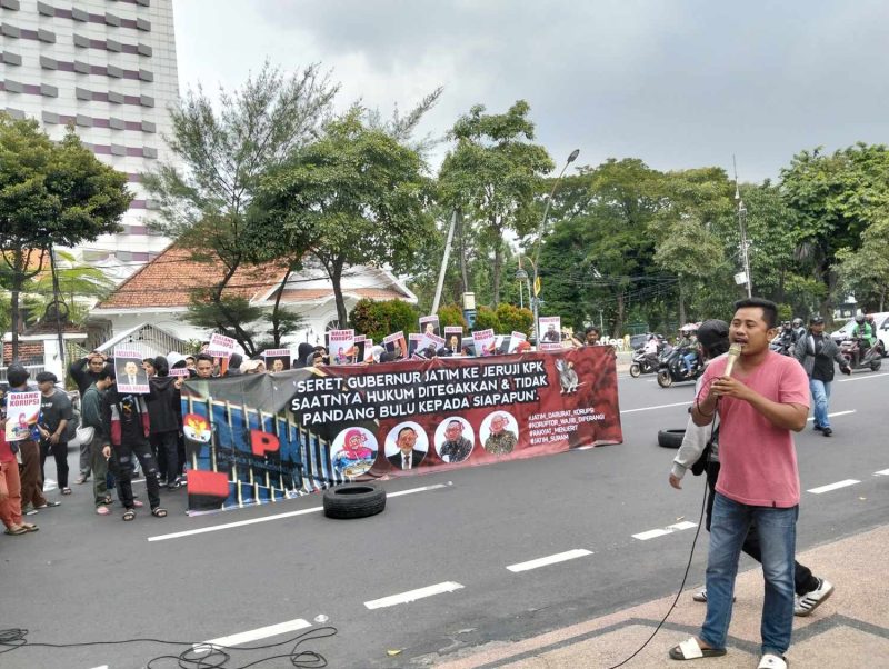 Jaka Jatim saar melakukan aksi demonstrasi di depan Gedung Negara Grahadi Surabaya.