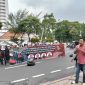 Jaka Jatim saar melakukan aksi demonstrasi di depan Gedung Negara Grahadi Surabaya.
