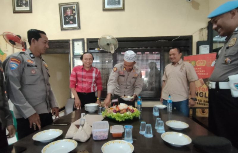 Momen kebersamaan anggota Polsek Guluk-Guluk di hari Bhayangkara ke-79.