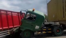 Kondisi truk kontainer yang mengalami tabrakan beruntun di Semarang.