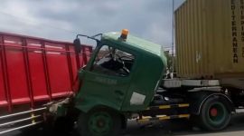 Kondisi truk kontainer yang mengalami tabrakan beruntun di Semarang.