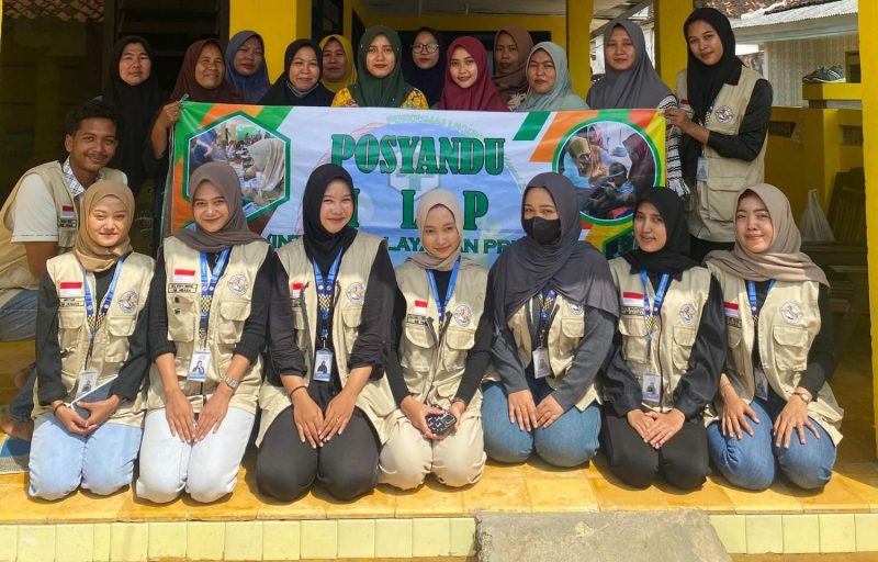 Cek kesehatan gratis yang dilakukan oleh Mahasiswa KKN 12 UTM berkolaborasi dengan Puskesmas Legung Timur, Batang-batang.