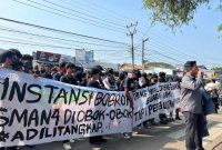 BEM Banten Bersatu bersama siswa SMAN 4 Kota Serang menggelar aksi unjuk rasa di depan sekolah.
