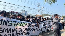 BEM Banten Bersatu bersama siswa SMAN 4 Kota Serang menggelar aksi unjuk rasa di depan sekolah.