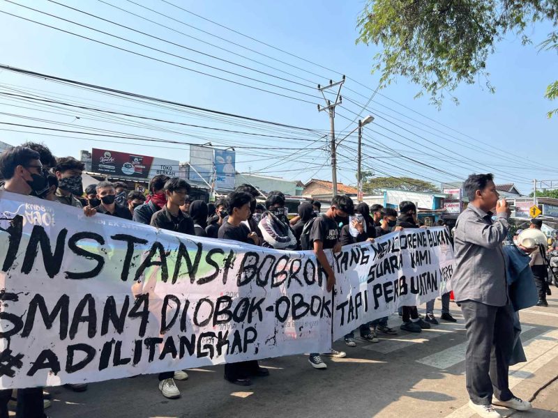 BEM Banten Bersatu bersama siswa SMAN 4 Kota Serang menggelar aksi unjuk rasa di depan sekolah.