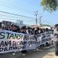 BEM Banten Bersatu bersama siswa SMAN 4 Kota Serang menggelar aksi unjuk rasa di depan sekolah.