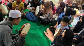 KKN MIT UIN Walisongo Posko 128 bersama KKN UNDIP menggelar latihan rebana rutin setiap Jumat.