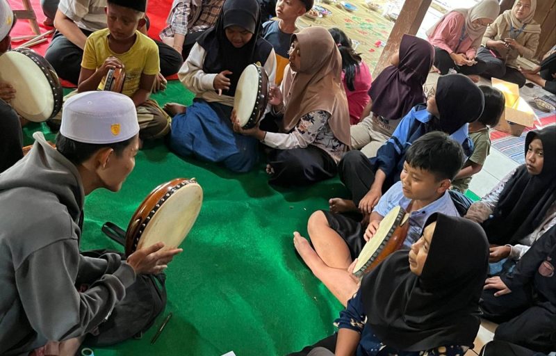 KKN MIT UIN Walisongo Posko 128 bersama KKN UNDIP menggelar latihan rebana rutin setiap Jumat.