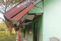 Kondisi ruang kelas SMPN 1 Raas yang rusak parah.