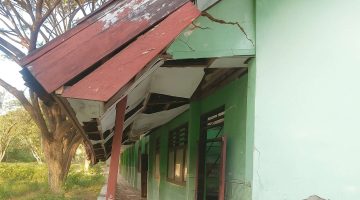 Kondisi ruang kelas SMPN 1 Raas yang rusak parah.