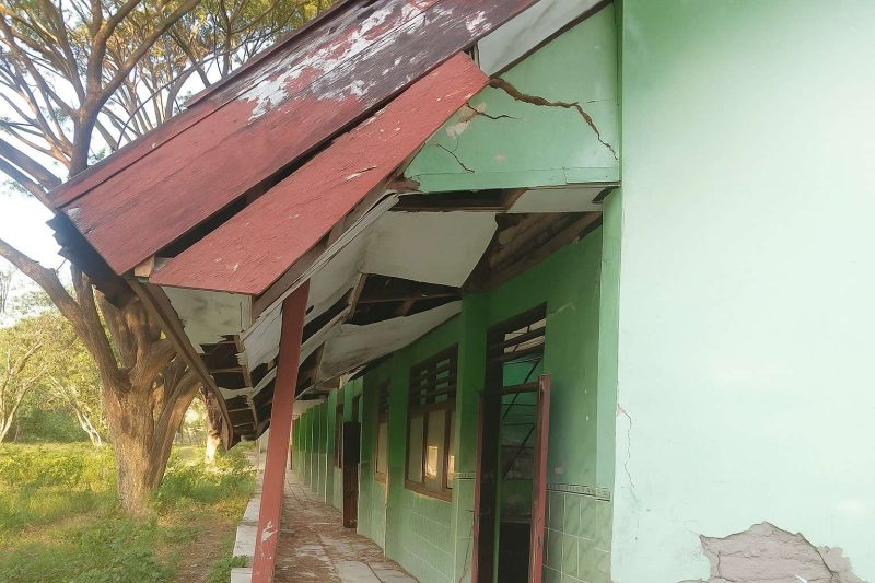 Kondisi ruang kelas SMPN 1 Raas yang rusak parah.
