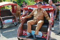 Bupati Sumenep saat mencoba Becak Listrik.