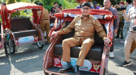 Bupati Sumenep saat mencoba Becak Listrik.