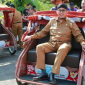 Bupati Sumenep saat mencoba Becak Listrik.
