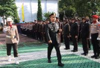 Kapolres Sumenep, AKBP Rivanda, S.I.K., saat bertindak sebagai inspektur upacara.