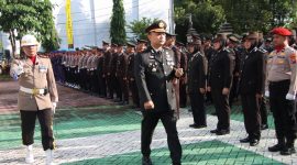 Kapolres Sumenep, AKBP Rivanda, S.I.K., saat bertindak sebagai inspektur upacara.