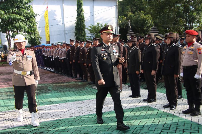 Kapolres Sumenep, AKBP Rivanda, S.I.K., saat bertindak sebagai inspektur upacara.