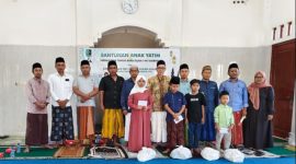 Momen Kahmi Guluk-Guluk saat memberikan santunan ke 40 anak yatim.