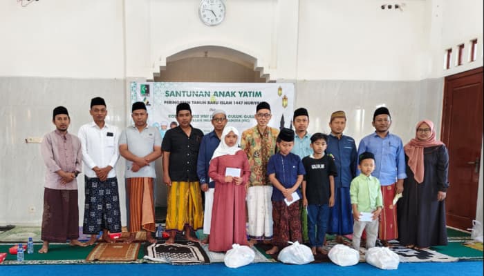 Momen Kahmi Guluk-Guluk saat memberikan santunan ke 40 anak yatim.