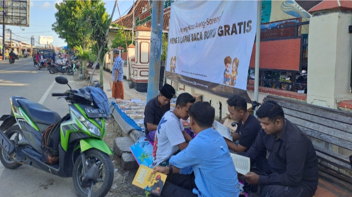Komunitas GLS saat Gelar Lapak Baca Buku Gratis di depan kantor Kecamatan Ganding.