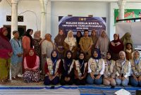 Mahasiswa KKN UTM bersama perwakilan Diskopukmperindag Sumenep.