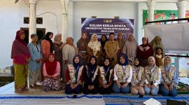 Mahasiswa KKN UTM bersama perwakilan Diskopukmperindag Sumenep.