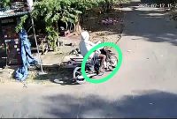 Terekam CCTV seorang pria diduga mencuri kambing di Pademawu.