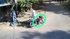 Terekam CCTV seorang pria diduga mencuri kambing di Pademawu.