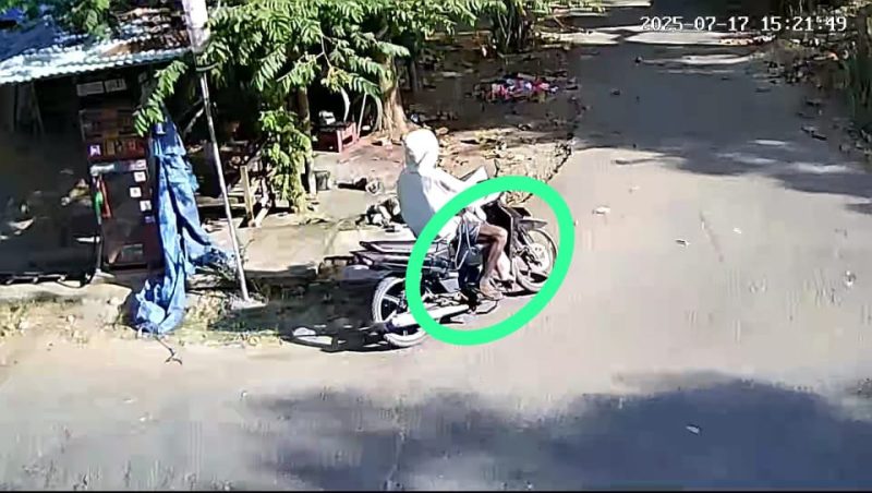 Terekam CCTV seorang pria diduga mencuri kambing di Pademawu.