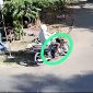 Terekam CCTV seorang pria diduga mencuri kambing di Pademawu.