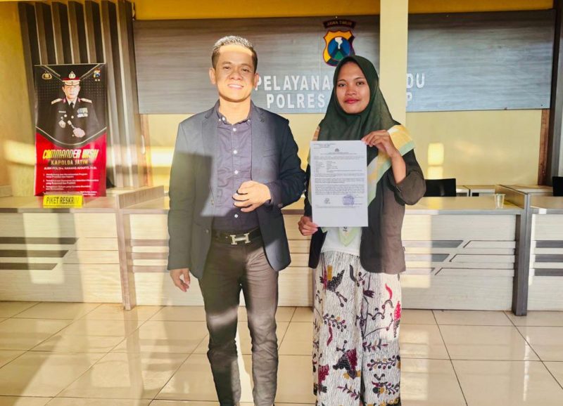 Hosriyani (korban) didampingi Sulaisi (Pengacara) lapor polisi. (Foto:Ra/Timesin) 