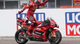 Marc Marquez saat memasuki garis finis lakukan selebrasi kemenangannya di Race MotoGp Jerman