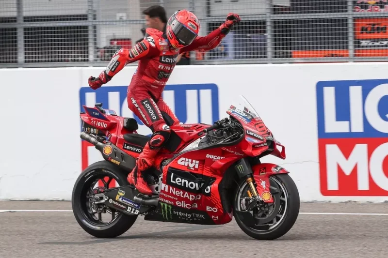 Marc Marquez saat memasuki garis finis lakukan selebrasi kemenangannya di Race MotoGp Jerman